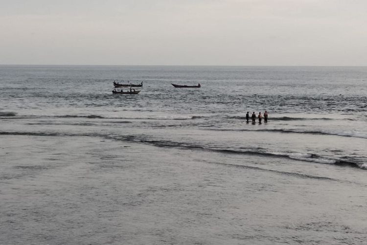 Pencarian Dua Orang Tenggelam di Pantai Slili, Gunungkidul, Yogyakarta, Rabu (18/12/2019)