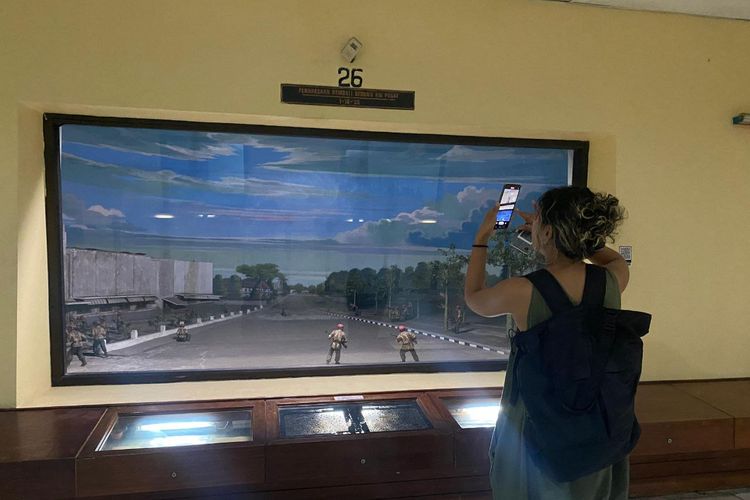 Pengunjung sedang melihat diorama di Museum Pengkhianatan PKI, di area Monumen Pancasila Sakti, Jakarta Timur, Rabu (30/8/2023).