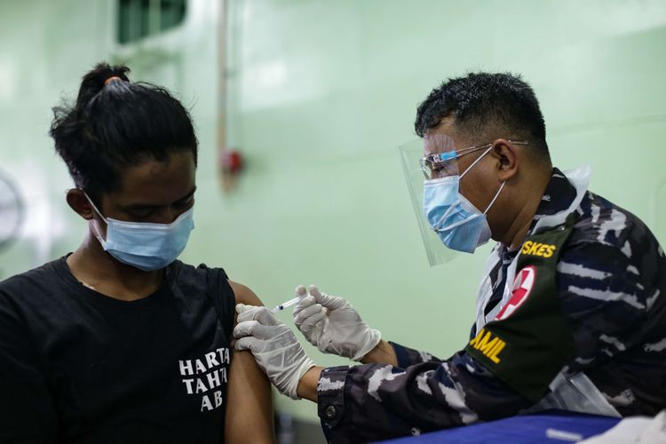 Serbuan vaksinasi maritim TNI Angkatan Laut di atas KRI Teluk Youtefa-522 di Kepulauan Seribu, Jakarta, Jumat (23/7/2021). Vaksinasi maritim yang dilaksanakan Kolinlamil menyasar tiga pulau yaitu Pulau Pramuak, Pulau Panggang, dan Pulau Kelapa.