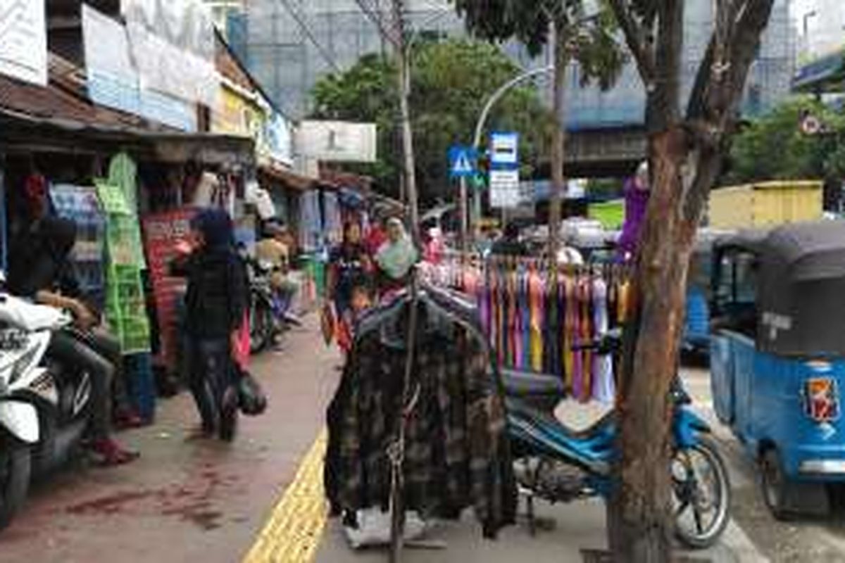 Kondisi trotoar di Pasar Tanah Abang, Jakarta Pusat, yang masih diramaikan oleh pedagang kaki lima, Rabu (4/1/2017).