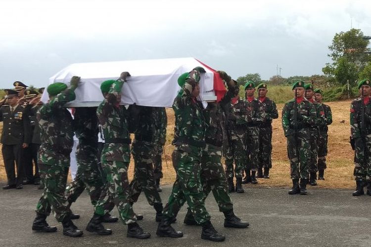 Penyambutan jenazah Jenazah Sertu Anumerta Ikrar Setya Nainggolan di Sorong (ANTARA /Ernes Kakisina)