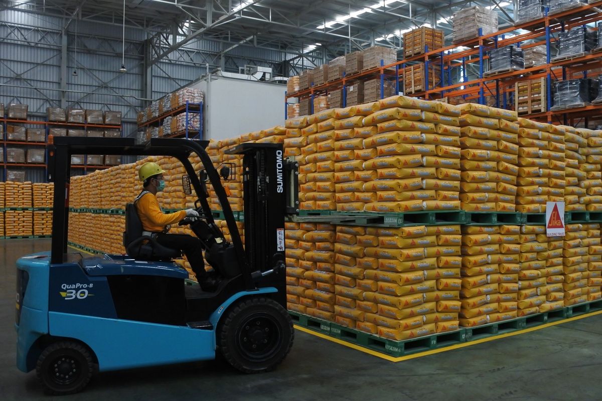 Karyawan PT Sika Indonesia sedang mengoperasikan forklift di salah satu bagian pabrik terbaru Sika di Cibitung, Bekasi (14/10/2019).