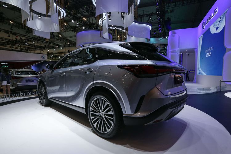 All New Lexus RX HEV berteknologi hybrid dipamerkan di ajang Gaikindo Indonesia International Auto Show (GIIAS) 2022 di ICE BSD, Tangerang, Jumat (12/8/2022).