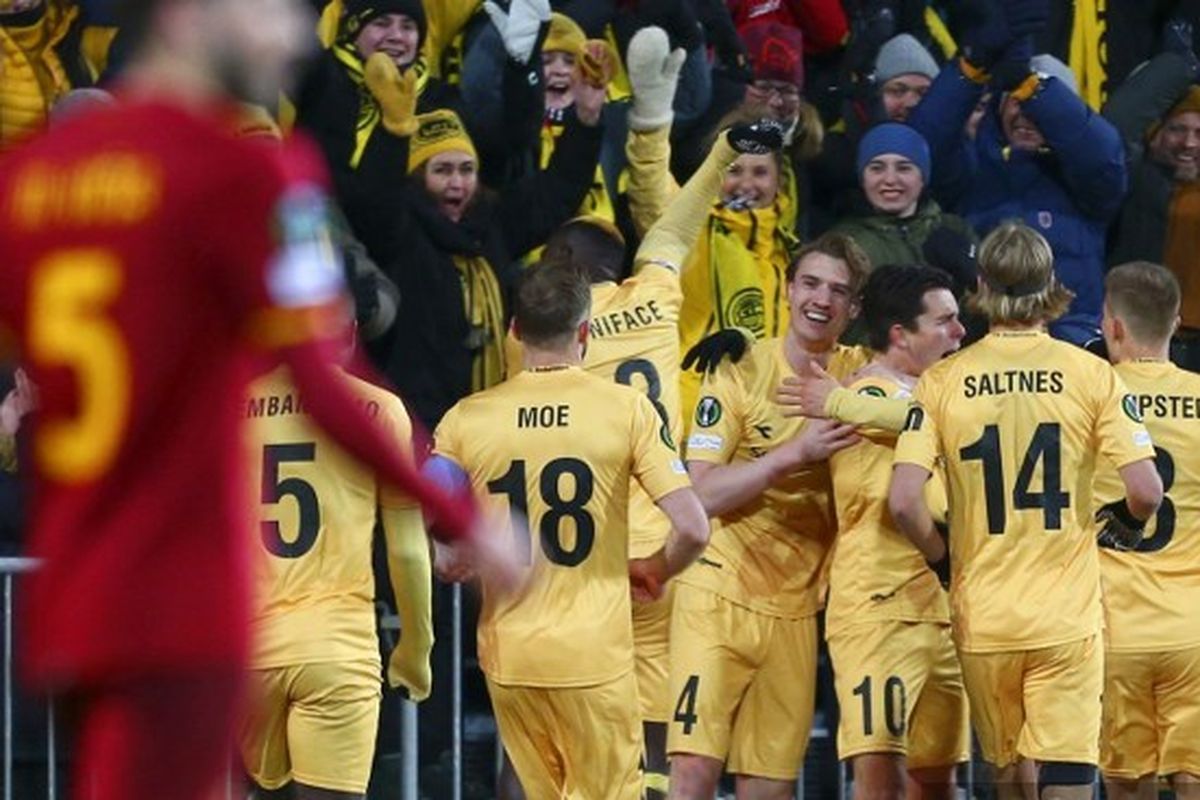 Para pemain FK Bodo/Glimt berselebrasi usai mencetak gol pada laga leg pertama Bodo/Glimt vs AS Roma di Aspmyra Stadion, Jumat (8/4/2022) dini hari WIB.