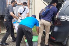 Polisi Bawa Boks Berisi Kertas dari Rumah Sekeluarga yang Tewas di Kalideres