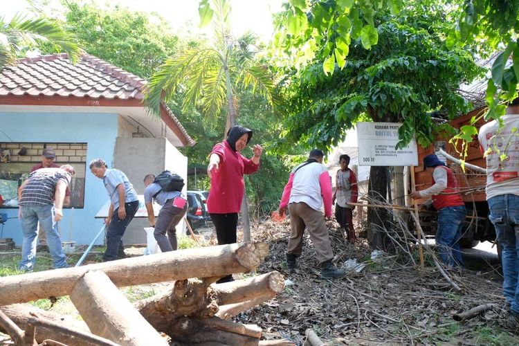 Wali Kota Tri Rismaharini melakukan kerja bakti massal di pintu masuk Perumahan Marina Emas, Kecamatan Sukolilo, Surabaya, Jawa Timur, Minggu (19/1/2020).