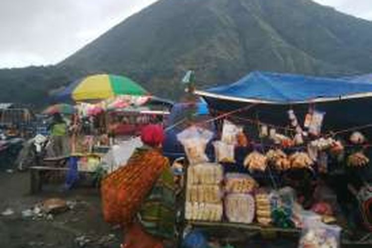 Lautan@Pasir.Gunung.Bromo.menjadi.pasar,.Kamis.(21/7/2016).pagi