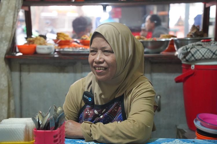 Di Balik Sepiring Makan Gratis di Bandung, Ada Warung Kecil yang Ikut Bertahan