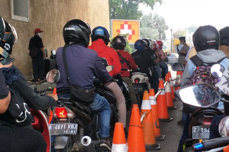 Pintu masuk tempat wisata Taman Impian Jaya Ancol, Pademangan, Jakarta Utara dipadati antrean kendaraan wisatawan pada hari pertama Idul Fitri, Kamis (13/5/2021).