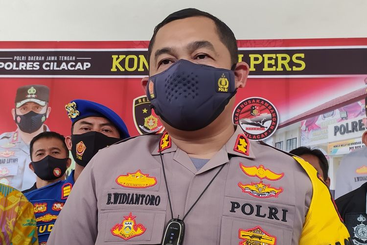 Kapolres Cilacap AKBP Eko Widiantoro saat uangkap kasus tenggelamnya kapal Pengayoman IV di Mapolres Cilacap, Jawa Tengah, Jumat (8/10/2021).