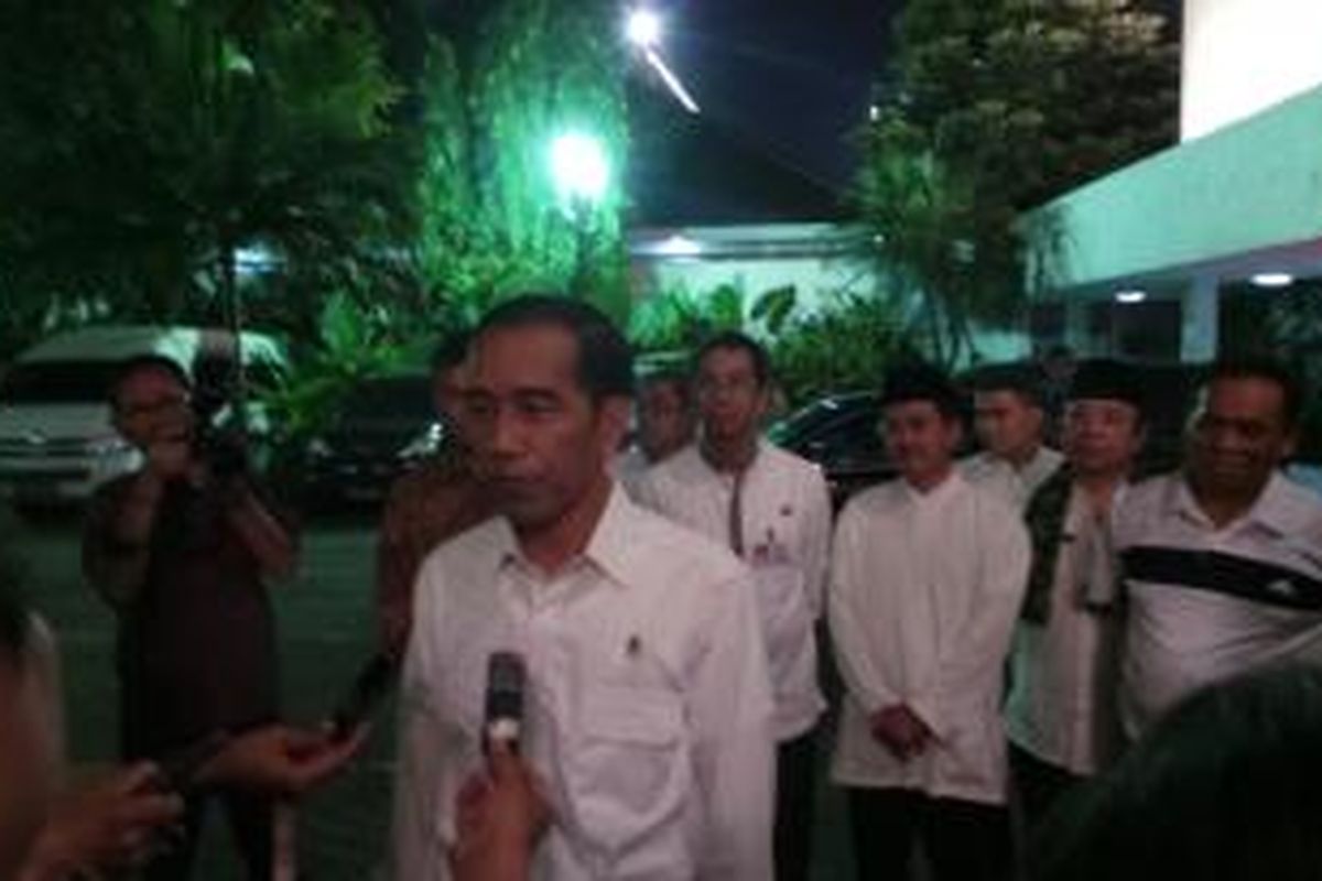 Presiden Joko Widodo memeriksakan giginya di Balai Pelayanan Kesehatan Balaikota, Jumat (9/1/2015) malam.