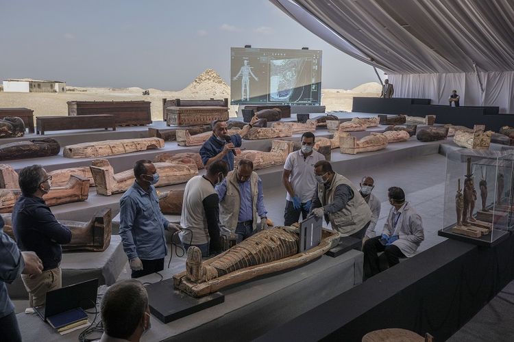 Mostafa Waziri, sekretaris jenderal Dewan Purbakala Tertinggi berbicara tentang sarkofagus kuno berusia lebih dari 2500 tahun yang ditemukan di sebuah pekuburan yang luas, ketika para arkeolog melakukan sinar-X untuk memvisualisasikan struktur mumi kuno, di Saqqara, Giza, Mesir, Sabtu, 14 November 2020. 