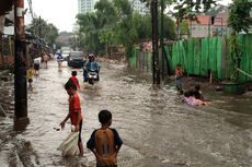 Banyak Warga Tinggal di Bantaran, Pemprov DKI Hanya Bisa Mengeruk Kali untuk Antisipasi Banjir