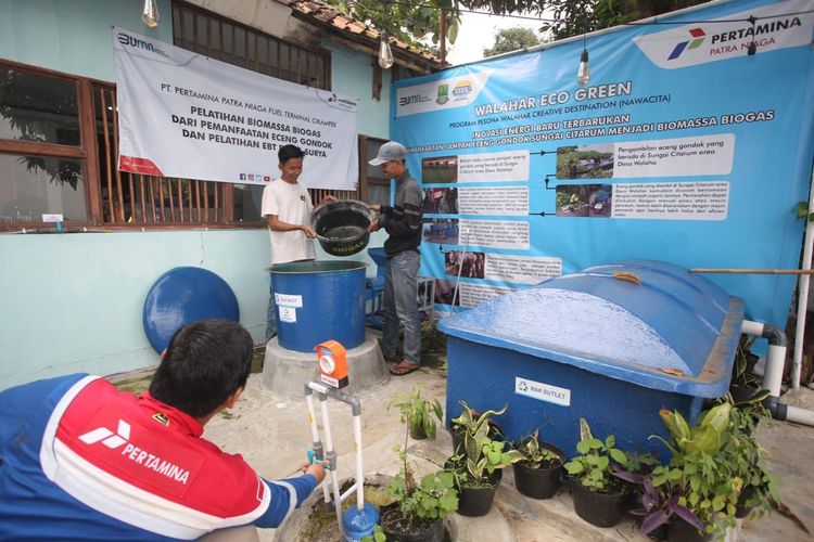 Salah satu warga Bendungan Walahar, Karawang, Enjang Ramdani, dan rekan-rekannya yang tergabung dalam kelompok Walahar Eco Green memanfaatkan limbah sekaligus membangun perekonomian masyarakat sekitar Danau Cinta.