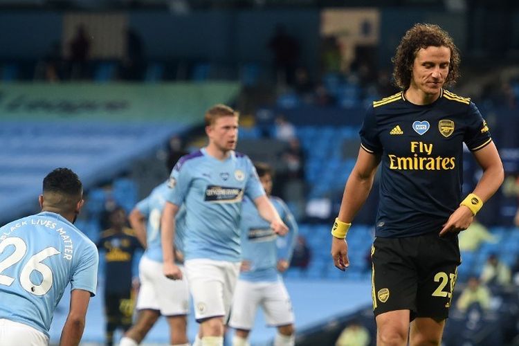 David Luiz bereaksi setelah mendapat kartu merah karena menjatuhkan Riyad Mahrez di kotak penalti dalam laga Liga Inggris Manchester City vs Arsenal di Stadion Etihad, Kamis (18/6/2020) dini hari WIB.