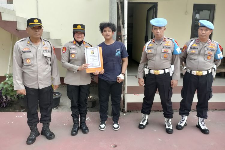 Kapolsek Bantar Gebang AKP Ririn Dwi Damayanti memberikan penghargaan apresiasi terhadap GR (18) mahasiswa yang berani duel dengan pelaku begal di Mapolsek Bantar Gebang, Kamis (16/11/2023).