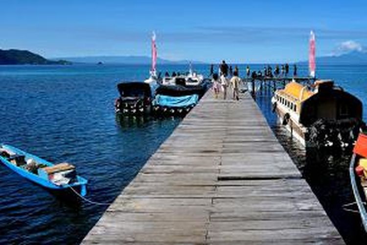 Pelabuhan di Halmahera Barat, Provinsi Maluku Utara.