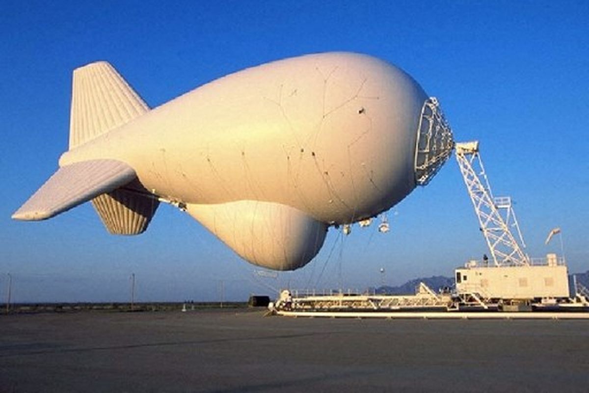 Gambar Angkatan Udara AS yang tidak bertanggal ini diperoleh pada tanggal 23 Oktober 2003, menunjukkan Fat Albert, sebuah balon kain besar yang diisi dengan helium. Itu bisa naik hingga 15.000 kaki (4.572 meter) saat ditambatkan oleh satu kabel. Aerostat adalah bagian dari jaringan balon yang membawa Tethered Aerostat Radar System, atau TARS, unit yang menyediakan pengawasan kontra-terorisme melintasi perbatasan AS bagian selatan. Dilaporkan pada tanggal 23 Oktober bahwa Angkatan Darat AS dan Angkatan Udara sedang menyelidiki penempatan Fat Alberts di Irak untuk mendeteksi aktivitas gerilya atau bom rakitan. 