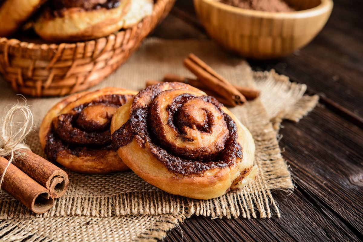 Ilustrasi cinnamon roll, camilan pendamping kopi. 