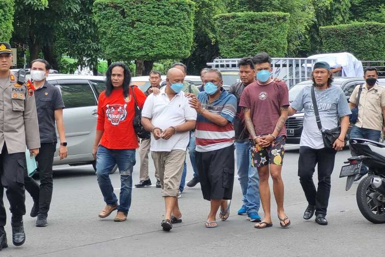 Tiga pelaku penipuan menghadiri jumpa pers yang digelar Polrestabes Semarang di Pos Terpadu Nataru di Simpang Lima Semarang, Senin (26/12/2022).