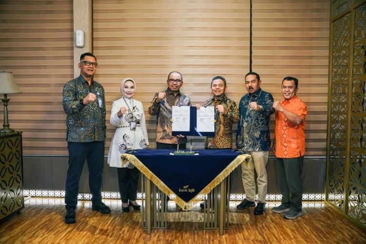 bank bjb dan Pos Indonesia menandatangani MoU tentang pemanfaatan produk dan jasa layanan bersama di Menara bank bjb, Bandung, Rabu (8/10/2025) 