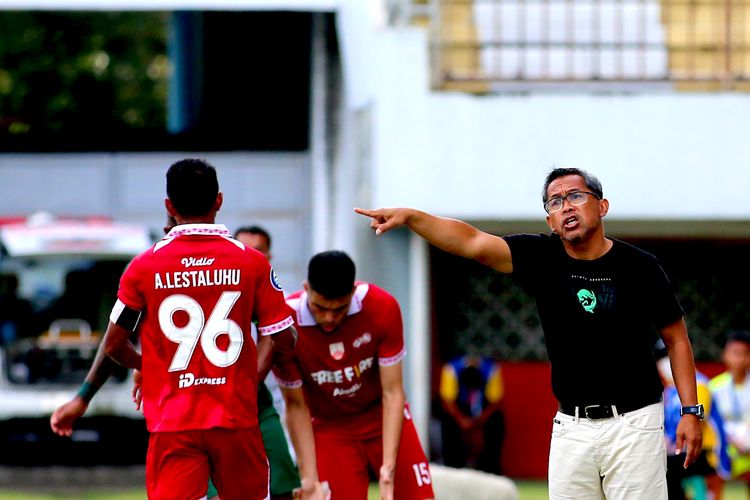 Pelatih Persebaya Surabaya Aji Santoso memberi instruksi pemain saat pertandingan pekan ke-16 Liga 1 2022-2023 melawan Persis Solo yang berakhir dengan skor 0-0 di Stadion Maguwoharjo Sleman, Rabu (21/12/2022) sore.