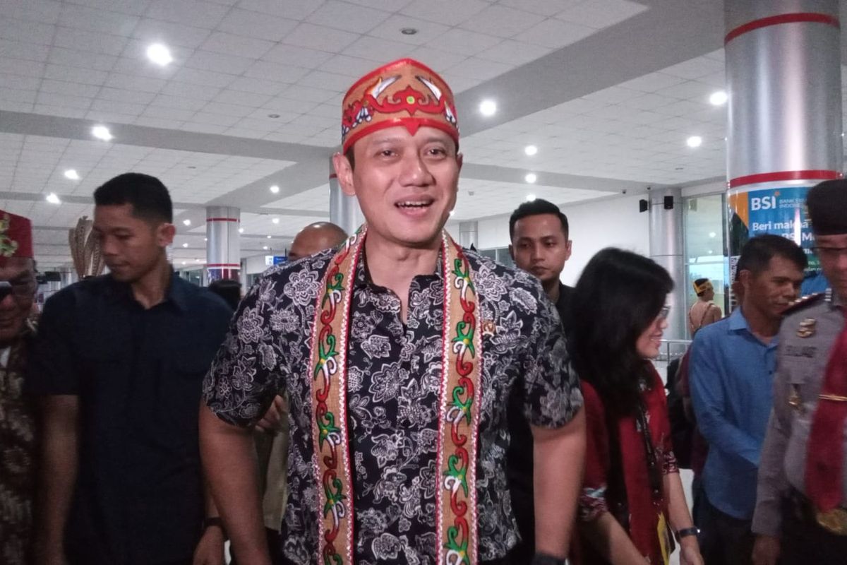 Menteri Agraria dan Tata Ruang/Kepala Badan Pertanahan Nasional (ATR/BPN) Agus Harimurti Yudhoyono (AHY) tiba di Bandara Tjilik Riwut, Kota Palangka Raya, Kalimantan Tengah pada Kamis (27/6/2024).
