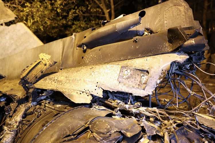 Puing-puing jet tempur Sukhoi Su-34 Rusia yang jatuh di area perumahan kota Yeysk, dekat perbatasan dengan Ukraina, Senin (17/10/2022).