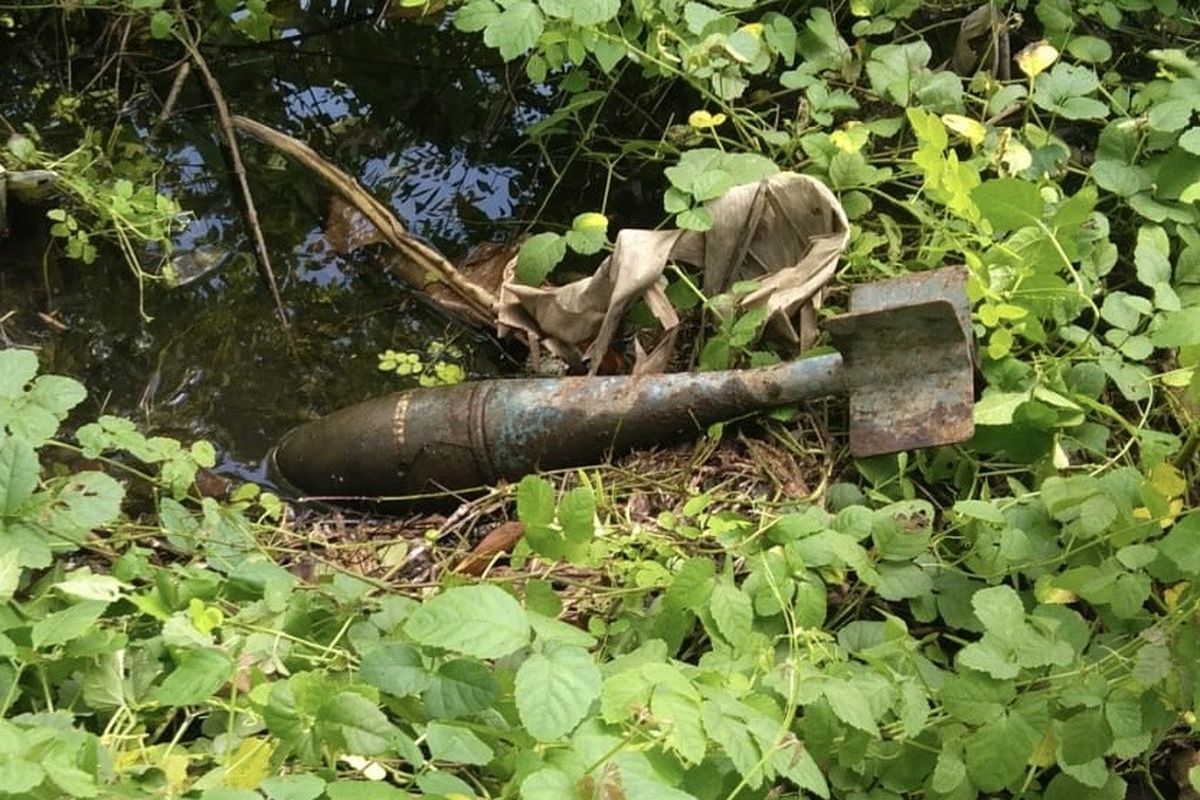 Mortir yang ditemukan warga di Surabaya, Senin (26/5/2025).