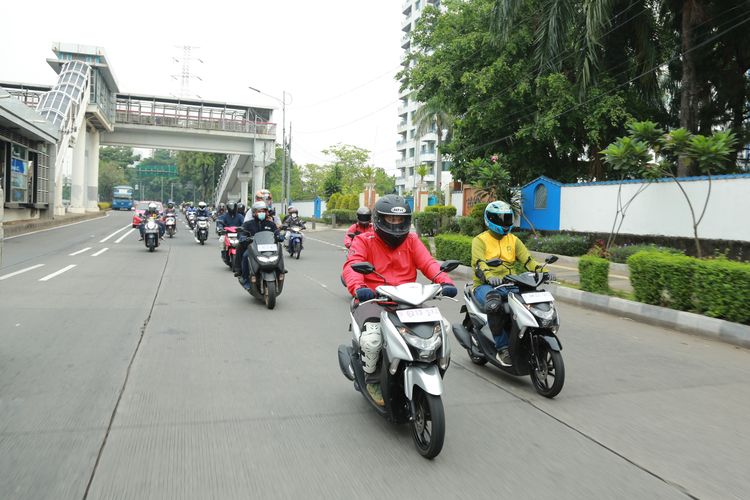 Naik motor tetap menerapkan protokol kesehatan dan memperhatikan safety riding di jalan.