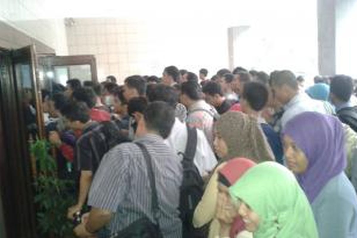 Para pengunjung Kompas Karier Fair di Gedung Nyi Ageng Serang, Kuningan, Jakarta, Rabu (5/11/2014).
