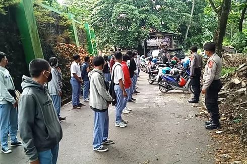 Polisi Salatiga Bubarkan 50 Siswa SMA yang Berkerumun di Masa Pandemi