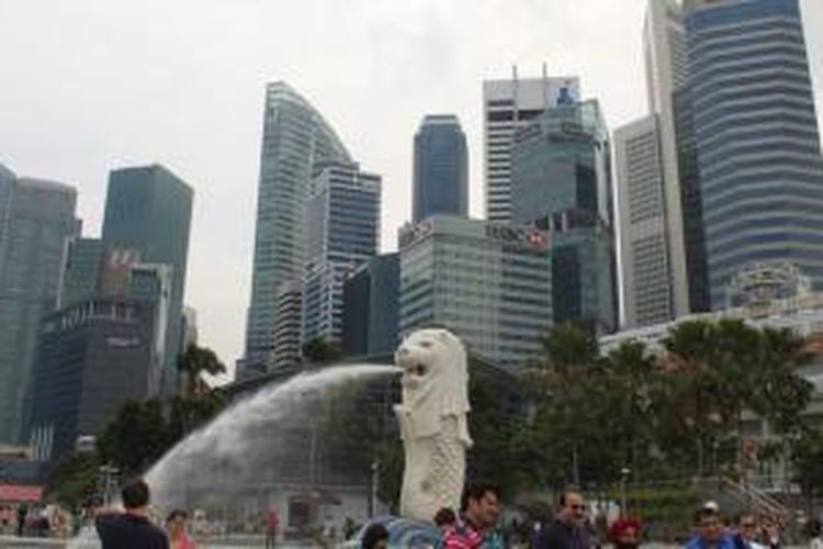 Harga properti seken Singapura terus melorot.