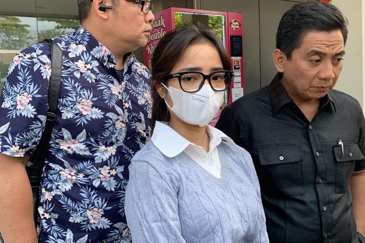Selebgram Fuji menghadiri pemeriksaan lanjutan berkait kasus dugaan penggelapan uang mantan manajernya di Polres Metro Jakarta Barat, Senin (6/11/2023). 