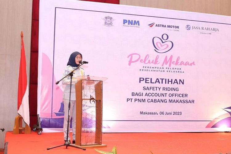 Direktur Operasional Jasa Raharja Dewi Aryani Suzana saat menghadiri pelatihan safety riding untuk Account Officer (AO) PNM di Hotel Gammara Makassar, Sulawesi Selatan, Selasa (6/6/2023).

