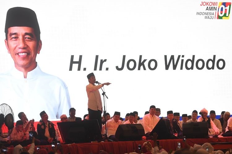 Calon presiden Joko Widodo berpidato dalam acara Doa Satukan Negeri di Gedung Serbaguna T Rizal Noordin, Deli Serdang, Sumatera Utara, Jumat (15/3/2019). Capres nomor urut 01 itu mengajak relawan dan simpatisan untuk melawan kabar bohong atau hoax yang dapat memecah belah persatuan bangsa. ANTARA FOTO/Akbar Nugroho Gumay/foc.