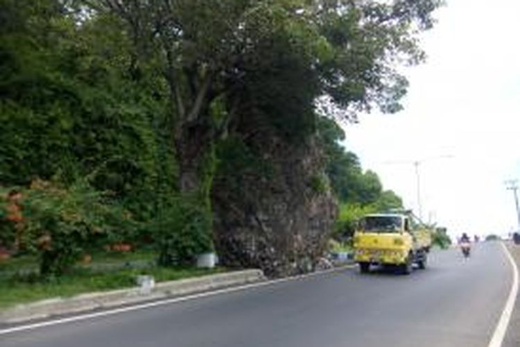 Batu yang berada di pintu masuk utara Kabupaten Banyuwangi terancam karena demam batu akik