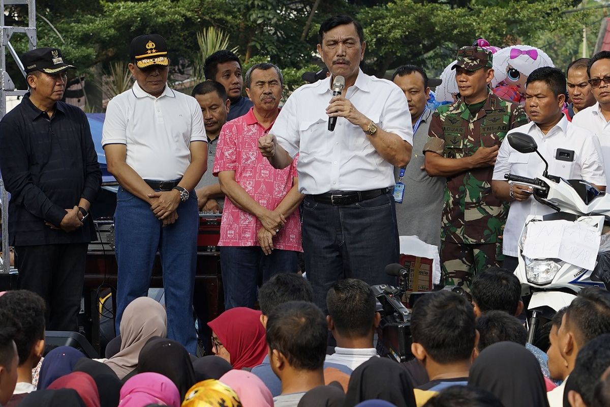 Menko Bidang Kemaritiman Luhut Binsar Panjaitan (tengah) didampingi Gubernur Riau Syamsuar (ketiga kiri), Kapolda Riau Irjen Pol Widodo Eko Prihastopo (kedua kiri) dan Wali Kota Pekanbaru Firdaus (kiri) memberikan sambutan di area Car Free Day Pekanbaru, Riau, Minggu (3/3/2019). Kedatangan Luhut Binsar Panjaitan ke Pekanbaru untuk menghadiri HUT ke-100 Damkar, Hut ke-69 Satpol PP dan HUT ke-57 Satlinmas yang diperingati secara serentak di Pekanbaru. ANTARA FOTO/Rony Muharrman/foc.