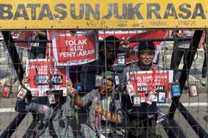 Tolak RUU Penyiaran, Wartawan Surabaya Gantung Id Pers di Kawat Pembatas Aksi