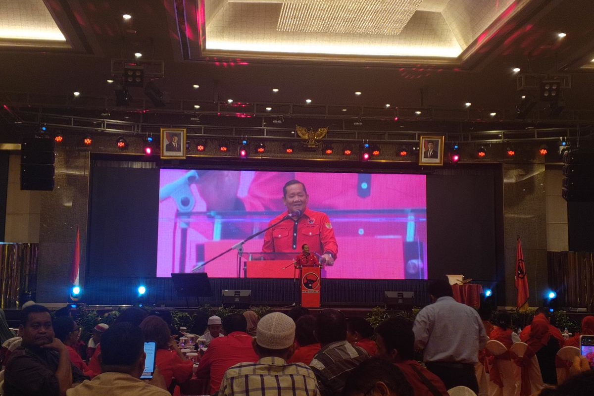 Ketua DPD PDIP Sumut, Rapidin Simbolon saat menyampaikan sambutan di acara buka bersama PDIP Sumut di Hotel Grand Mercure Medan, Sabtu (15/3/2025)