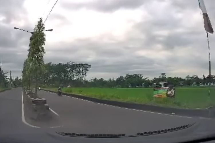 Video kecelakaan mobil tertabrak motor di lokasi putar balik 
