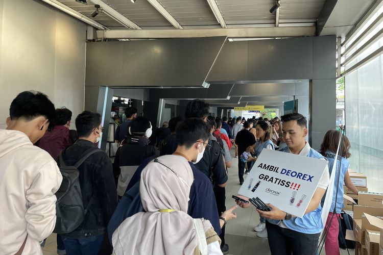 Deorex bagikan puluhan ribu produk anti bau badan gratis. Lokasi di Stasiun Sudirman.