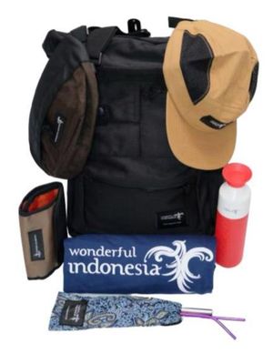 Para pemenang tantangan #BersamaJagaKebagian mendapatkan seperangkat merchandise eksklusif Wonderful Indonesia yang terdiri dari tujuh item perlengkapan travel.
