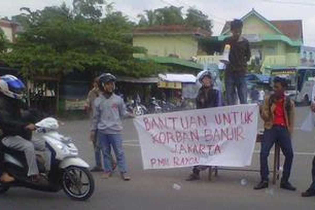 Mahasiswa PMII Kabupaten Tasikmalaya menggalang dana korban banjir di Jalan Singaparna, Tasikmalaya, Senin siang.
