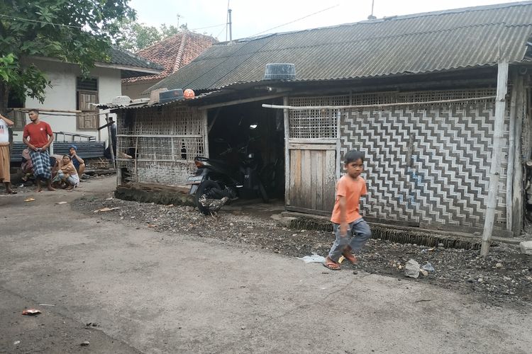 Gambaran kemiskinan di NTB nampak pada rumah rumah buruh migran di Lombok Tengah, yang ditinggalkan memburu nasib ke negeri seberang, agar terlepas dari jerat kemiskinan yang panjang.