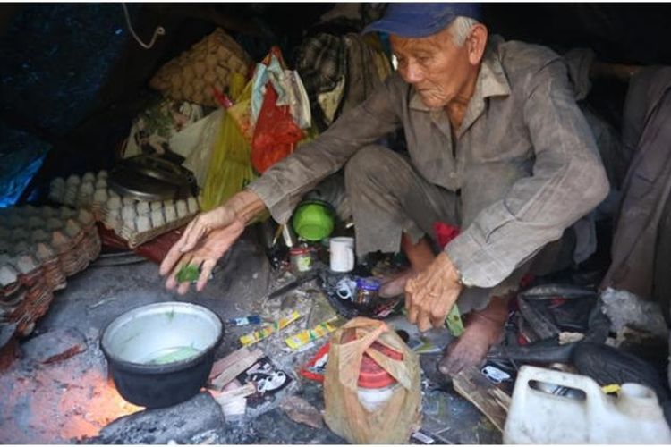 Oh Go Seng (79) hidup di tenda yang dibangun seadanya di hutan lebat Sungai Tengah, Singapura Barat selama 33 tahun