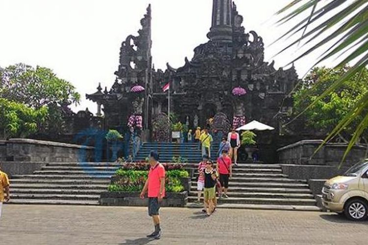 Wisatawan mengunjungi Monumen Bajra Sandhi, di Renon, Denpasar, Bali, Selasa (5/5/2015). 
