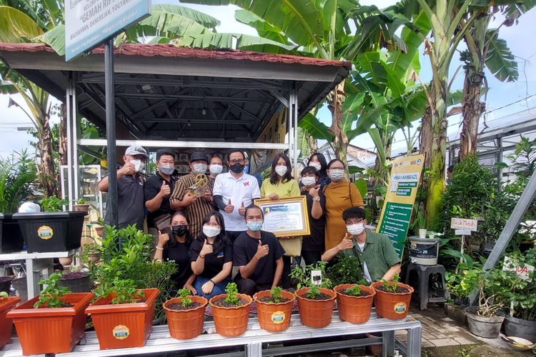 Tim dosen Universitas Kristen Duta Wacanana (UKDW) Yogyakarta melakukan program pengabdian masyarakat dengan memberikan edukasi tentang budidaya bayam Brazil.