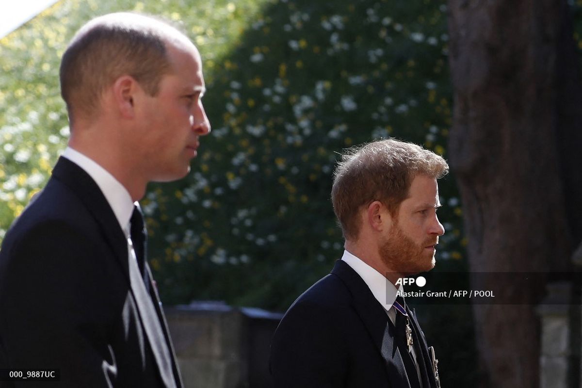 Pangeran William, Duke of Cambridge (kiri) dan Pangeran Harry, Duke of Sussex (kanan) mengikuti peti mati selama prosesi pemakaman Pangeran Philip, Duke of Edinburgh, ke Kapel St George di Kastil Windsor di Windsor, Inggris, pada Sabtu (17/4/2021).