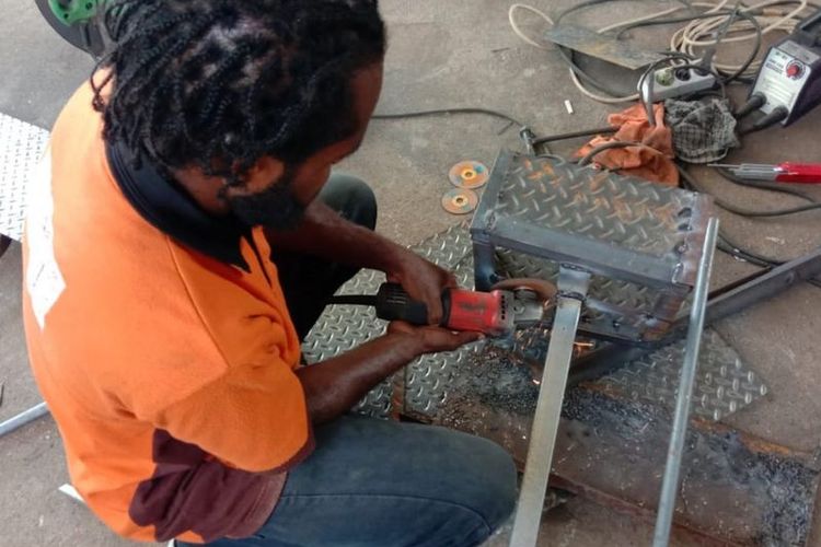 Cerita Yason Pemuda Papua Ciptakan Kompor Oli Bekas Untuk Rumah Tangga Hingga Ritual Adat Halaman All Kompas Com